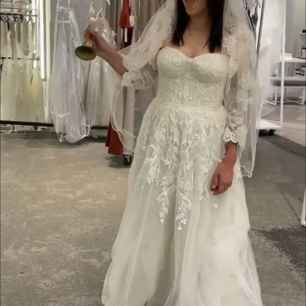 Elegant Lace Wedding Dress with Veil - Picture 6 of 7